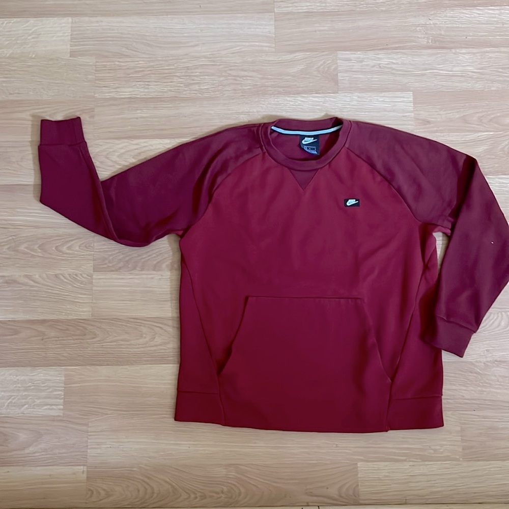 Dark red/ brick red Nike crew neck sweatshirt with front pouch pocket.